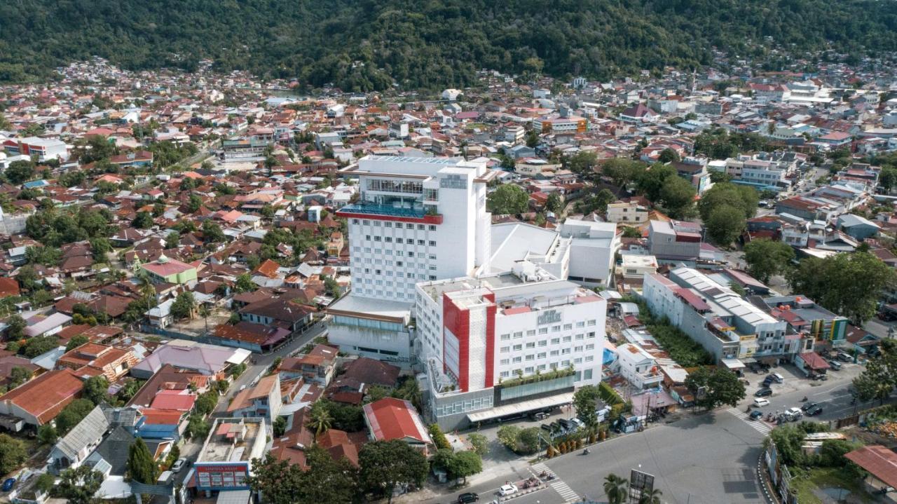 The Zhm Premiere Padang Hotel Exterior photo